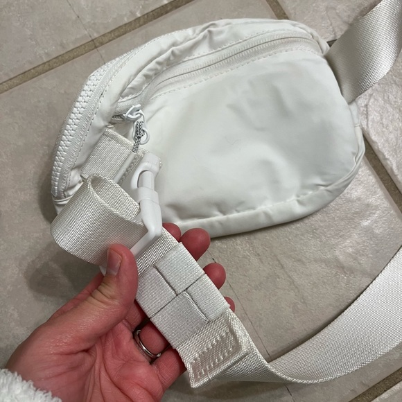 Lululemon White Everything Belt Bag Extended Strap - Picture 4 of 5